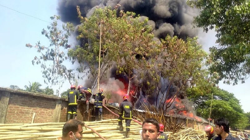 দেওয়ানহাটে ভয়াবহ আগুন, সারা দেশের সঙ্গে রেলে বিচ্ছিন্ন চট্টগ্রাম